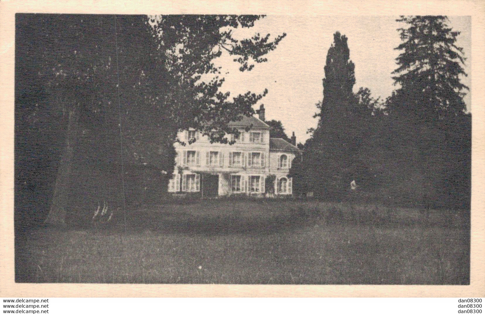 CARTE PHOTO NON IDENTIFIEE REPRESENTANT UNE GROSSE MAISON BOURGEOISE - A Identifier