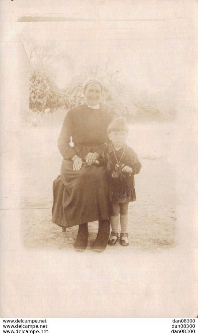 CARTE PHOTO NON IDENTIFIEE REPRESENTANT UNE FEMME AGEE AVEC UN JEUNE ENFANT - To Identify