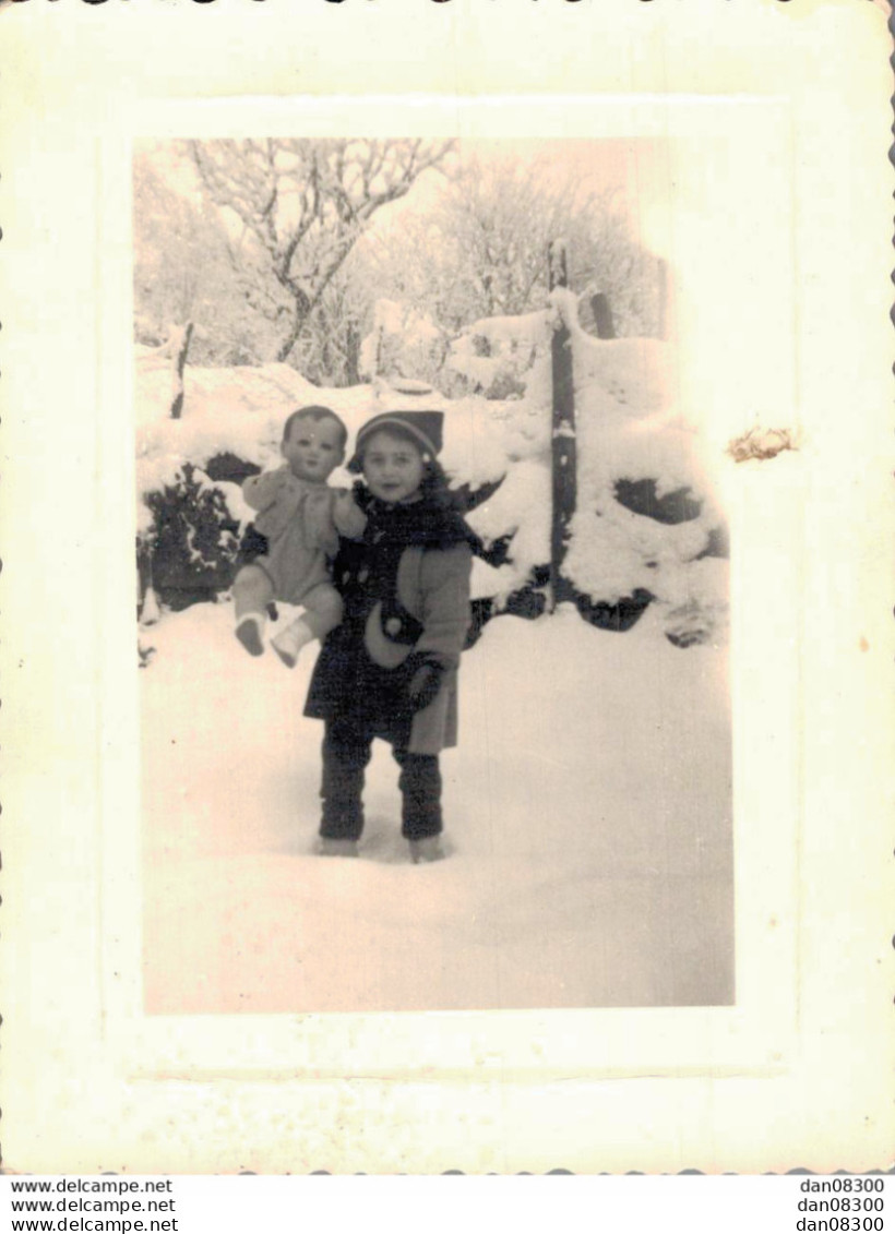 PHOTO DE 10.5 X 8 CMS UNE FILLETTE DANS LA NEIGE TENANT DANS SES BRAS UN BAIGNEUR (POUPEE REALISTE) - Anonieme Personen