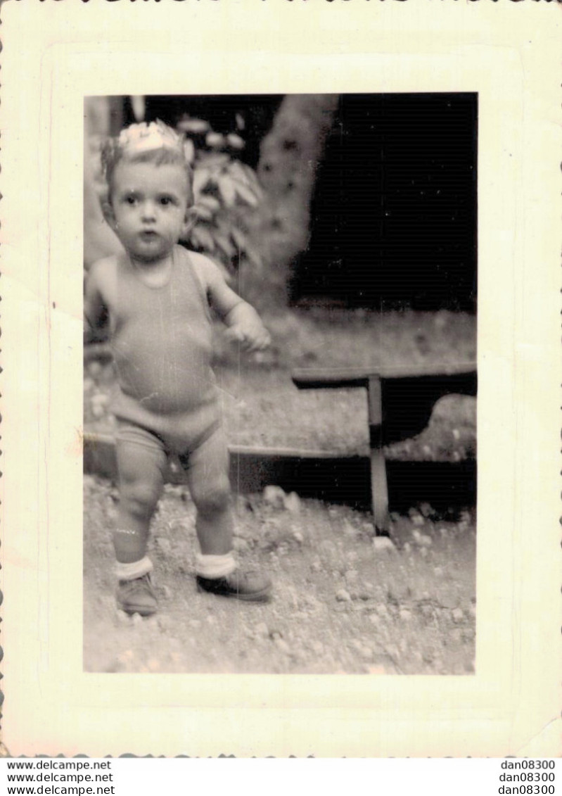 PHOTO DE 10.5 X 8 CMS UN JEUNE GARCON EN SLIP ET EN MARCEL - Anonieme Personen