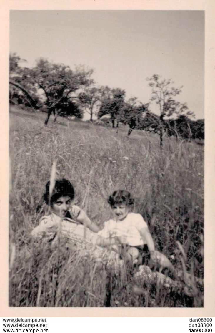 PHOTO DE 8.5 X 6 CMS DEUX ENFANTS ALLONGES DANS L'HERBE - Personas Anónimos