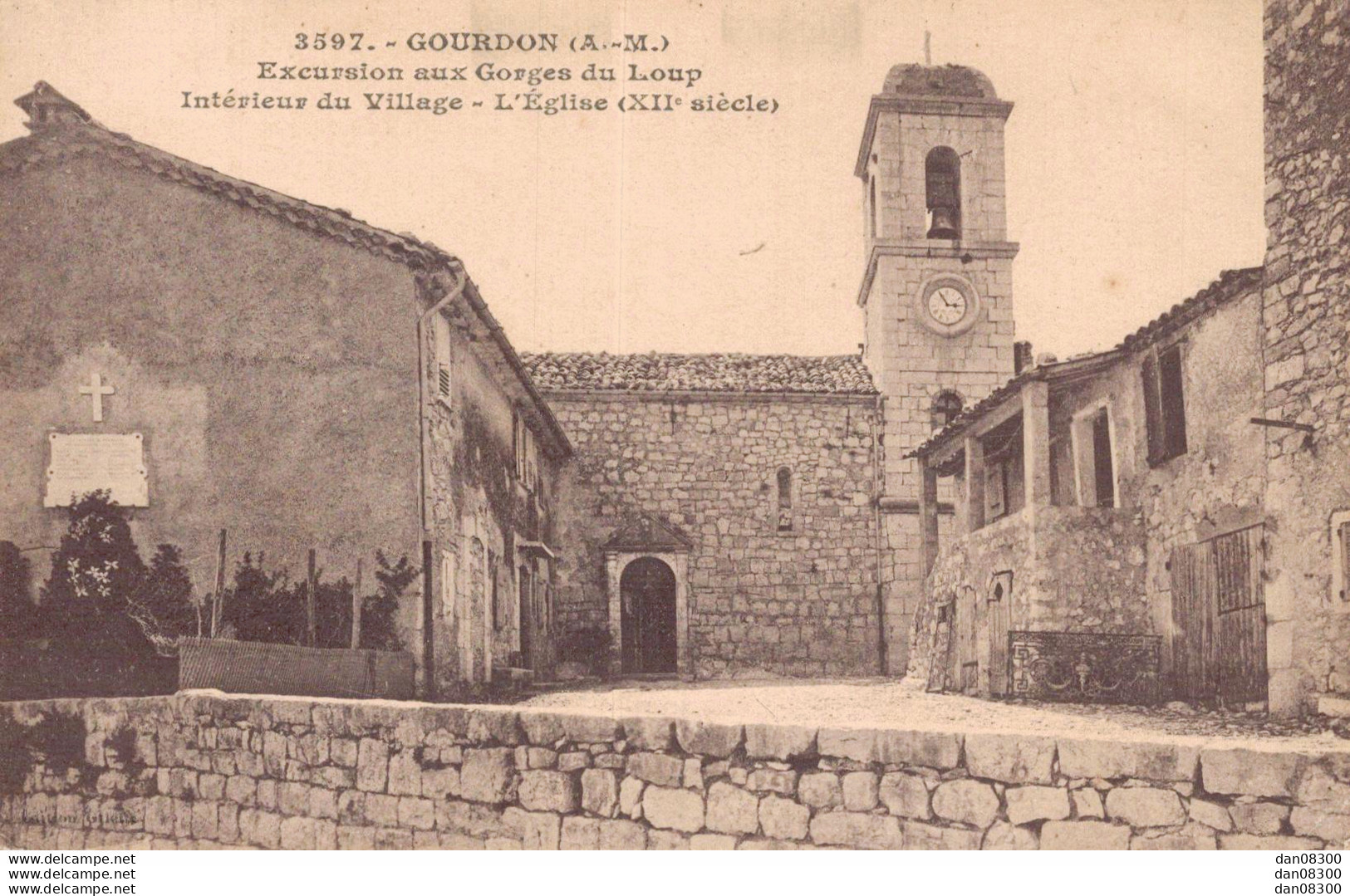 06 GOURDON INTERIEUR DU VILLAGE L'EGLISE - Gourdon