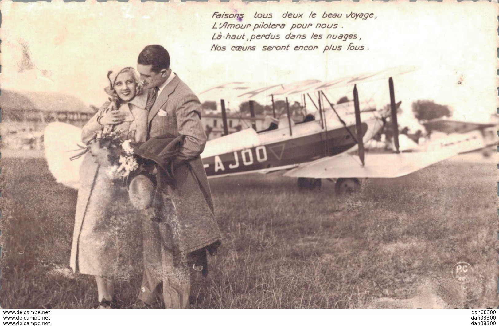 FAISONS TOUS DEUX LE BEAU VOYAGE.... COUPLE DEVANT UN AVION BIPLAN - 1919-1938: Interbellum