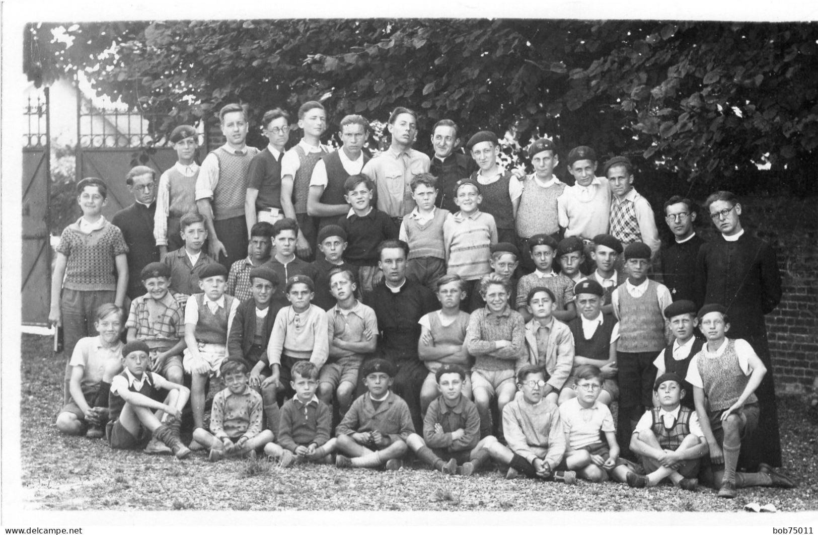 Carte Photo D'une Classe De Jeune Garcon Avec Leurs Maitre ( Des Curés ) Posant Dans La Cour De Leurs école - Anonyme Personen