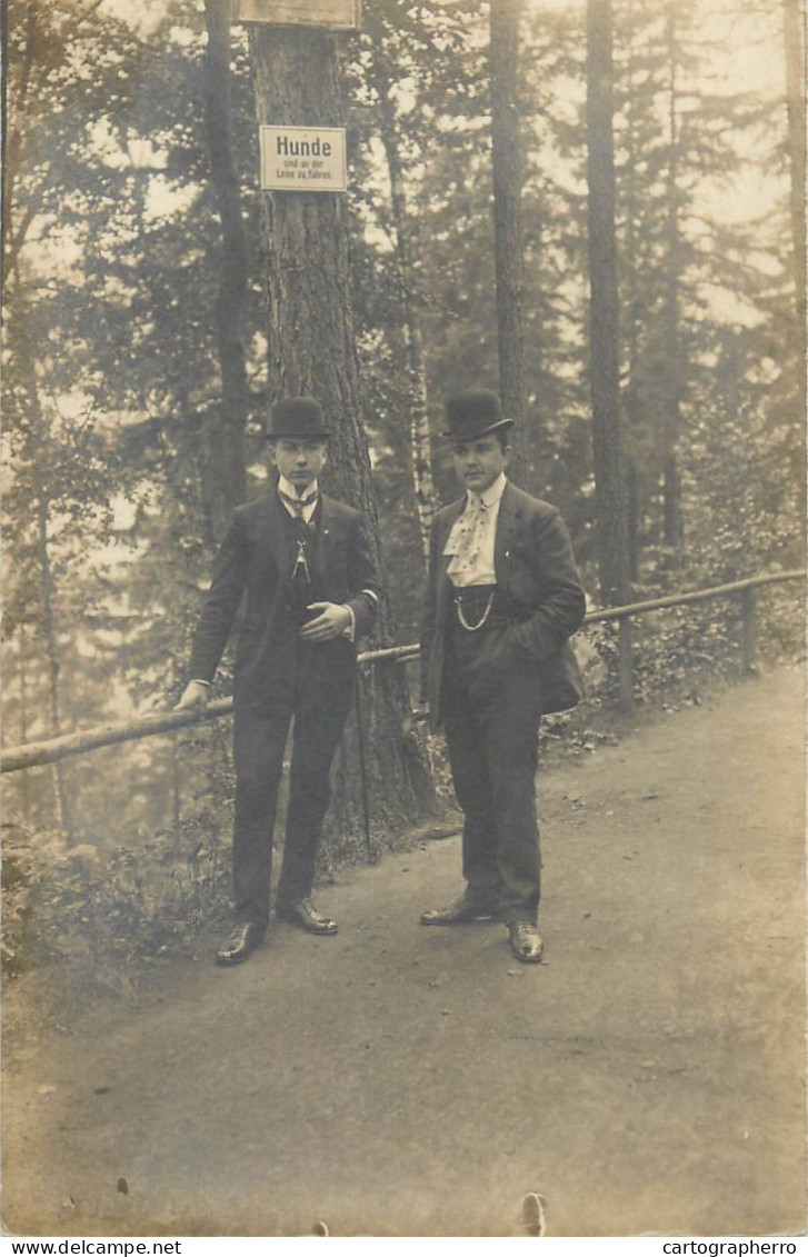 Social History Souvenir Photo Postcard Hunde Elegant Young Men In Nature - Fotografie