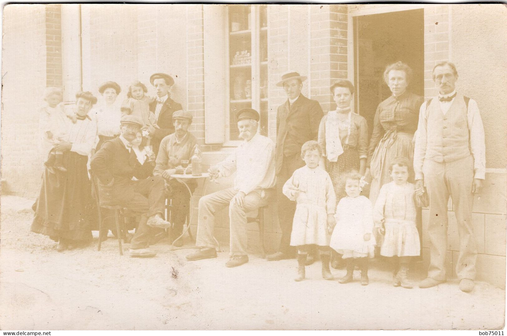 Carte Photo D'une Famille Avec Des Clients Posant Devant Un Bar-épicerie Dans Un Village Vers 1905 - Personas Anónimos