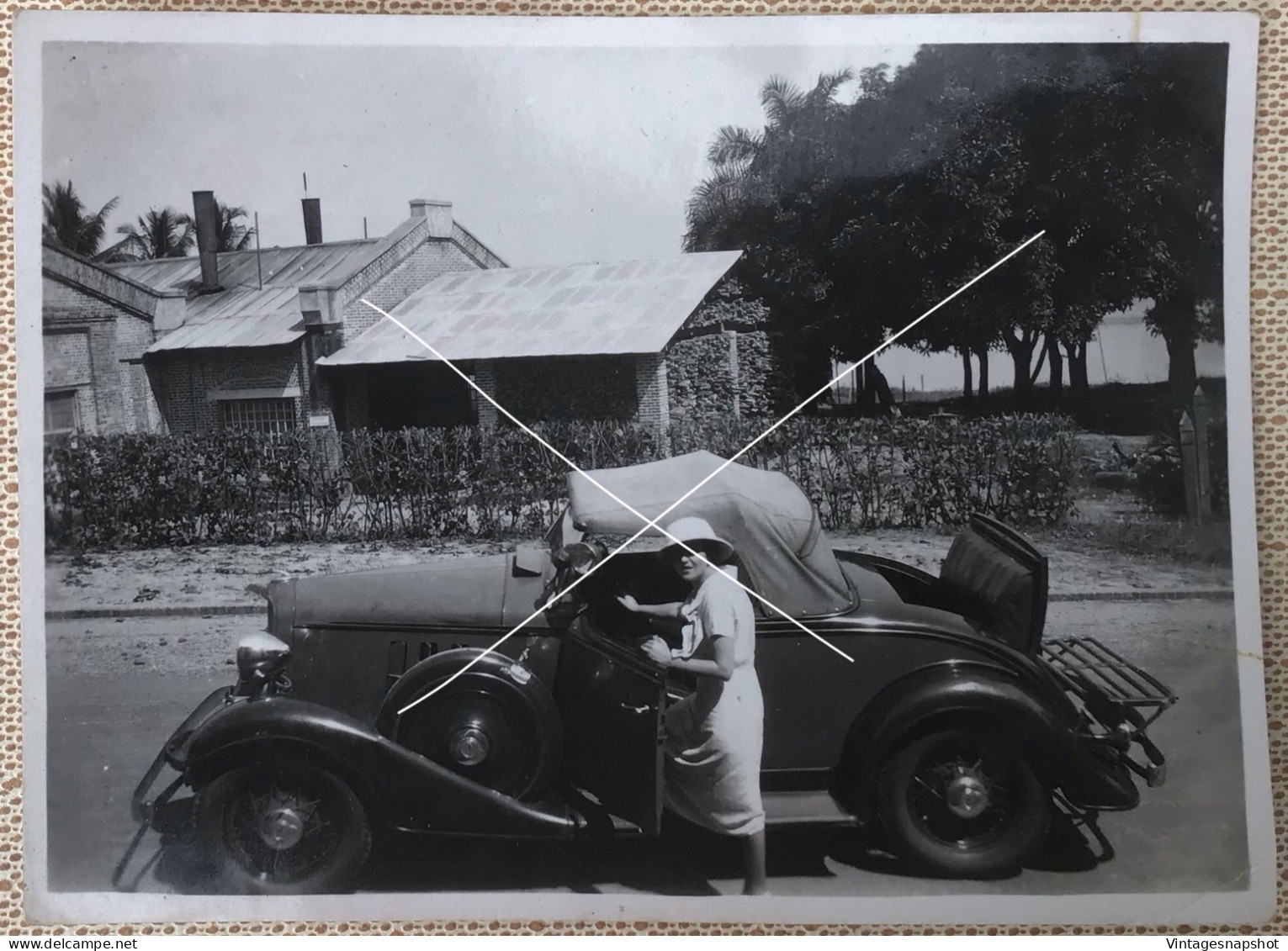 Tely Montant Au Volant De Sa 1933 Pontiac Economy Eight Photo Snapshot Datée 1935 - Automobiles