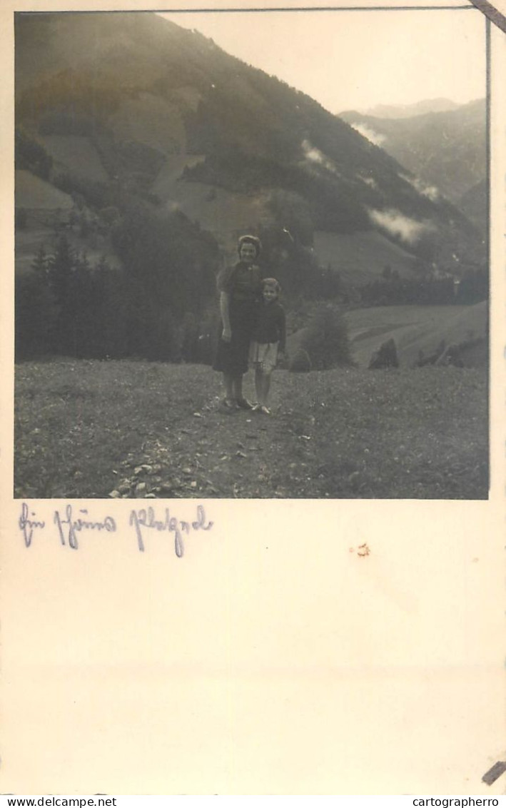 Social History Souvenir Photo Postcard Woman And Daughter In Nature - Photographie