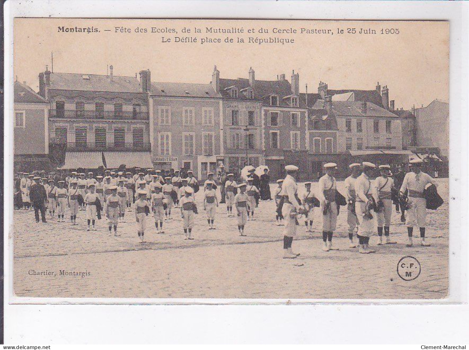 MONTARGIS: Fête Des écoles De La Mutualité Et Du Cercle Pasteur 1905, Le Défilé Place De La République - Très Bon état - Montargis