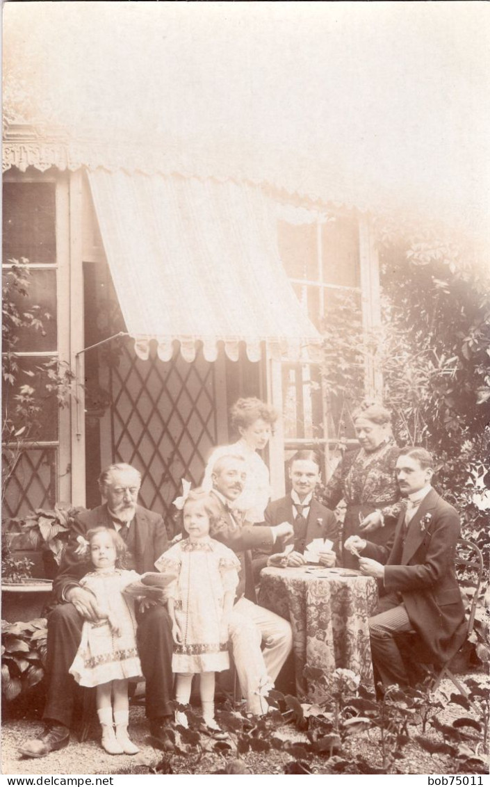 Carte Photo D'une Famille élégante Posant Assise Dans La Cour De Leurs Maison - Anonyme Personen
