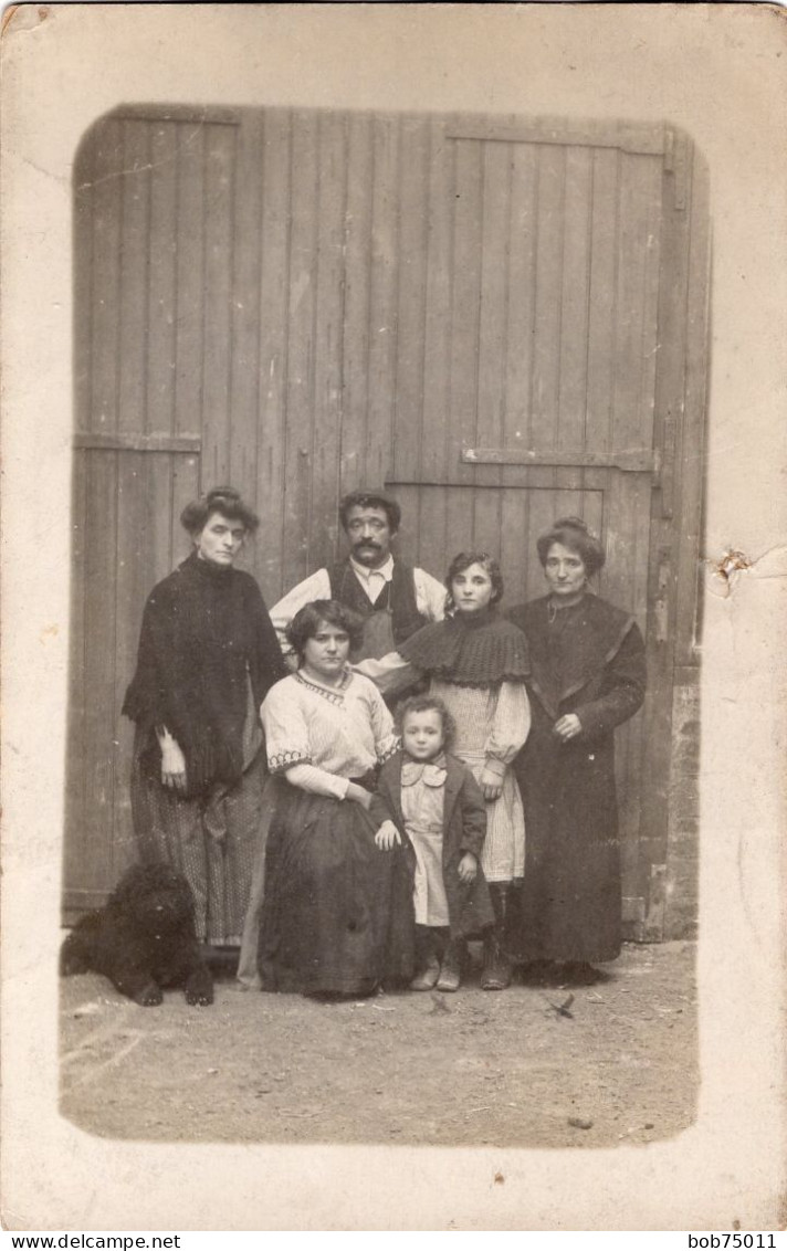 Carte Photo D'une Famille élégante Posant  Avec Leurs Chien Posant Devant La Porte De Leurs Maison - Anonieme Personen