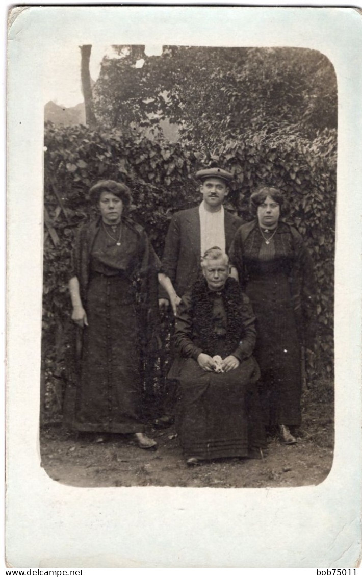 Carte Photo D'une Famille élégante Posant Dans Leurs Jardin - Anonymous Persons