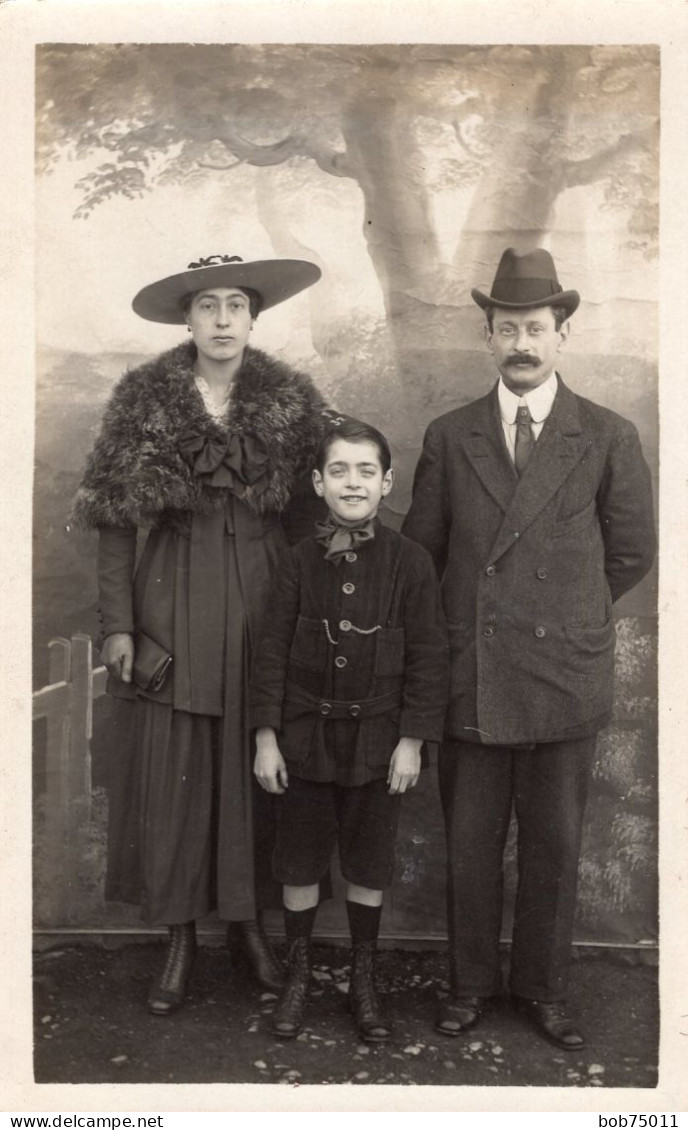 Carte Photo D'une Famille élégante Posant Dans Un Studio Photo - Persone Anonimi