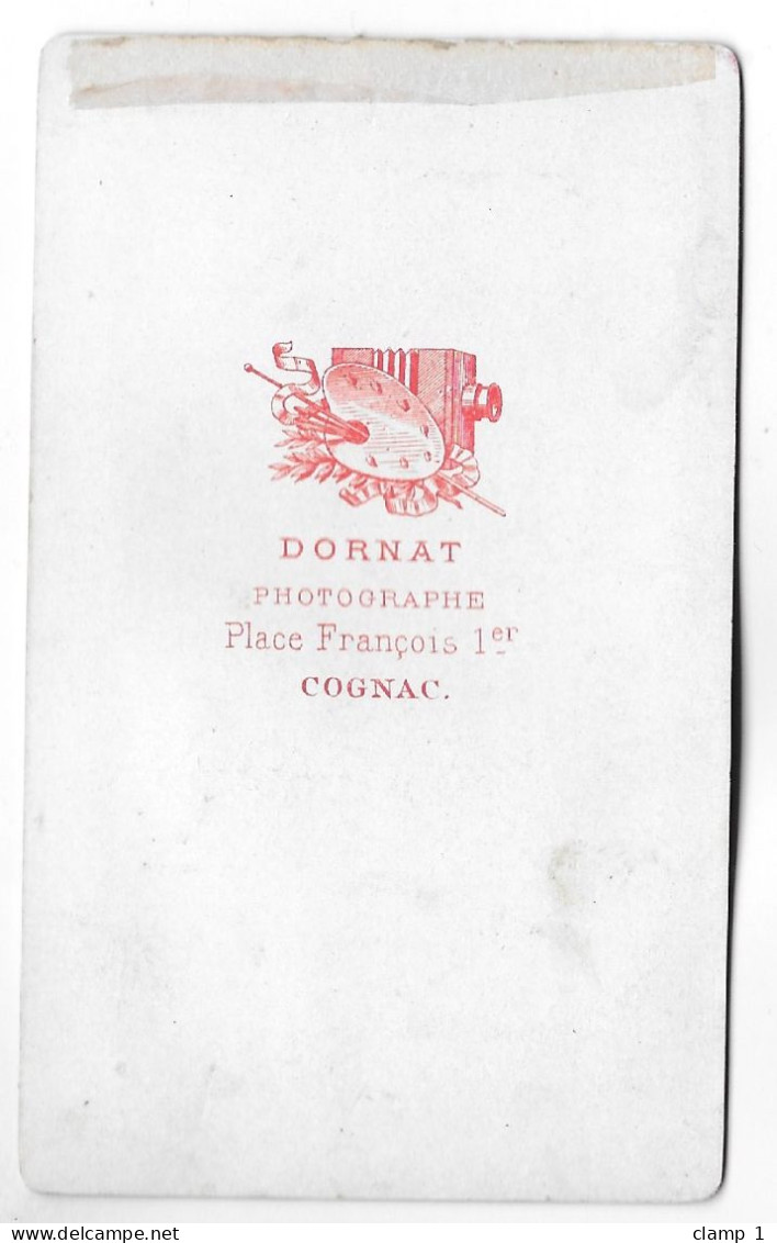 PHOTO CDV  Vers 1900 **  UNE FILLETTE SOURIANTE       ** PHOTOGRAPHE DORNAT A COGNAC    ** - Anciennes (Av. 1900)