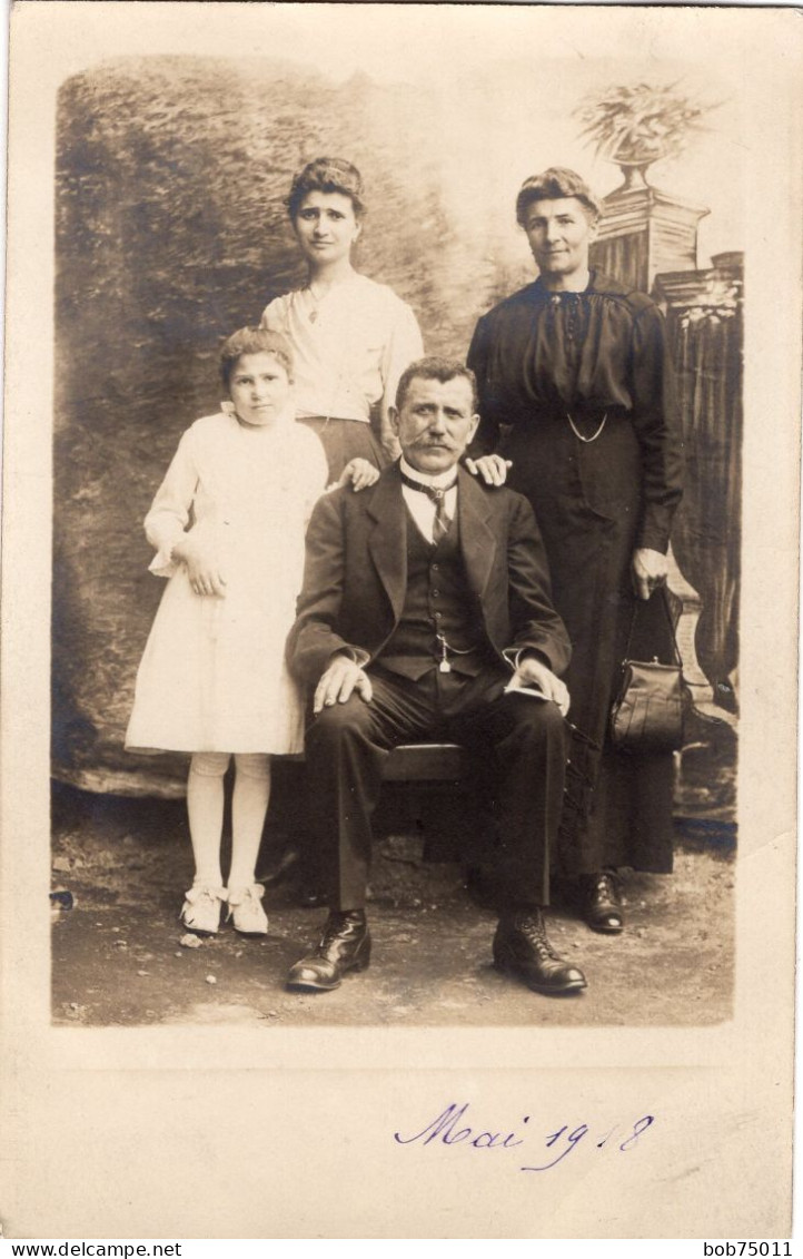 Carte Photo D'une Famille élégante Posant Dans Un Studio Photo En 1918 - Anonymous Persons
