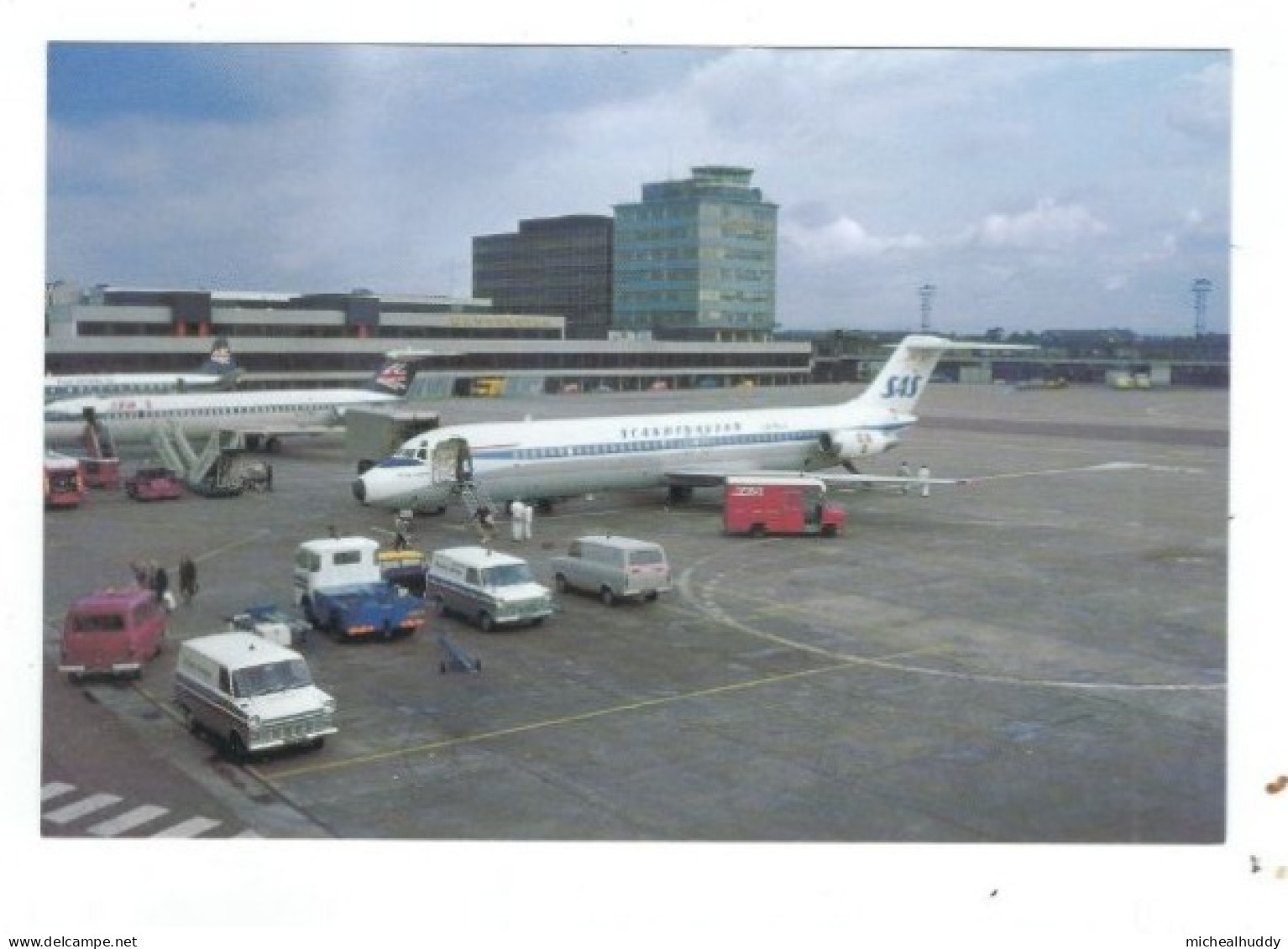 POSTCARD   PUBL BY  BY C MCQUAIDE IN HIS AIRPORT SERIES  MANCHESTER INTERNATIONAL  CARD NO  70 - Aérodromes