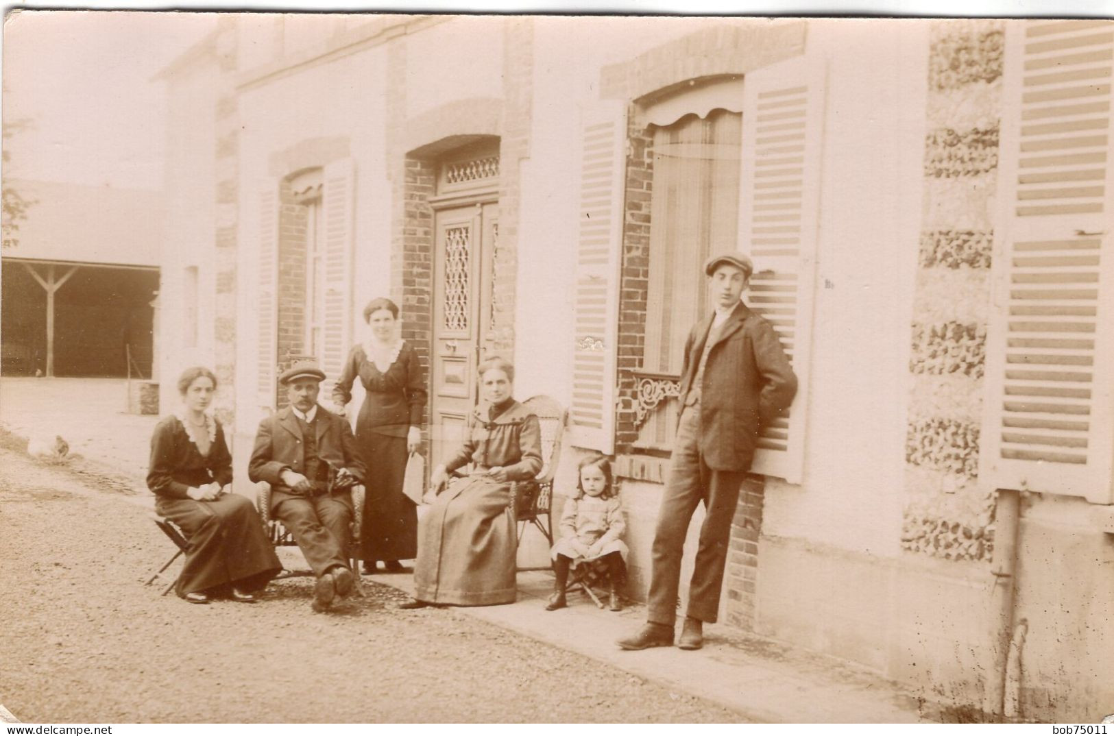 Carte Photo D'une Famille élégante Posant Devant Leurs Maison En Mai 1915 - Anonieme Personen