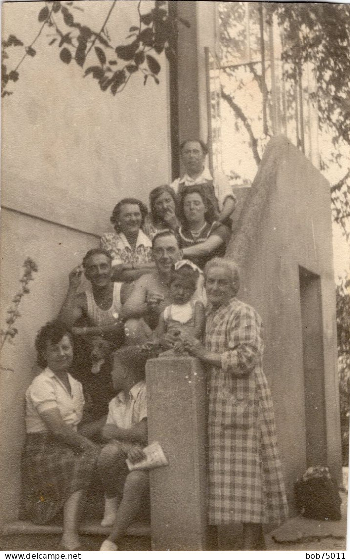 Carte Photo D'une Famille élégante Posant Sur Les Escalier De Leurs Maison - Personnes Anonymes