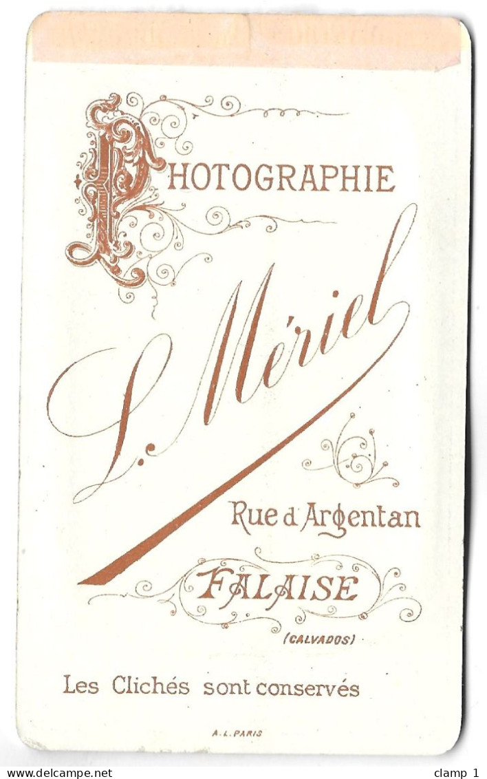 PHOTO CDV  Vers 1900 **  FILLETTE AVEC SA GRAND MERE      ** PHOTOGRAPHE MERIEL  A FALAISE   ** - Oud (voor 1900)