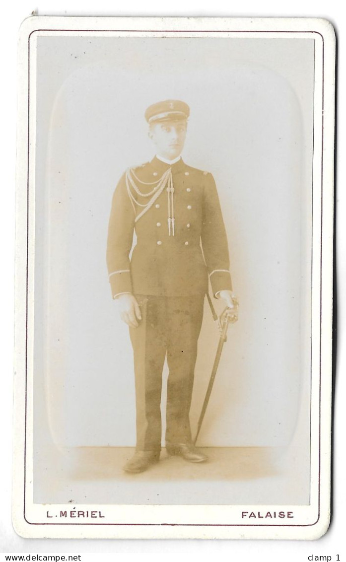 PHOTO CDV  Vers 1900 **  LOT 2 CARTES Même  JEUNE HOMME EN TENUE MILITAIRE      ** PHOTOGRAPHE MERIEL  A FALAISE   ** - Antiche (ante 1900)