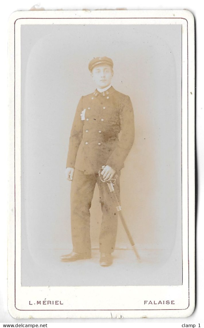 PHOTO CDV  Vers 1900 **  LOT 2 CARTES Même  JEUNE HOMME EN TENUE MILITAIRE      ** PHOTOGRAPHE MERIEL  A FALAISE   ** - Old (before 1900)