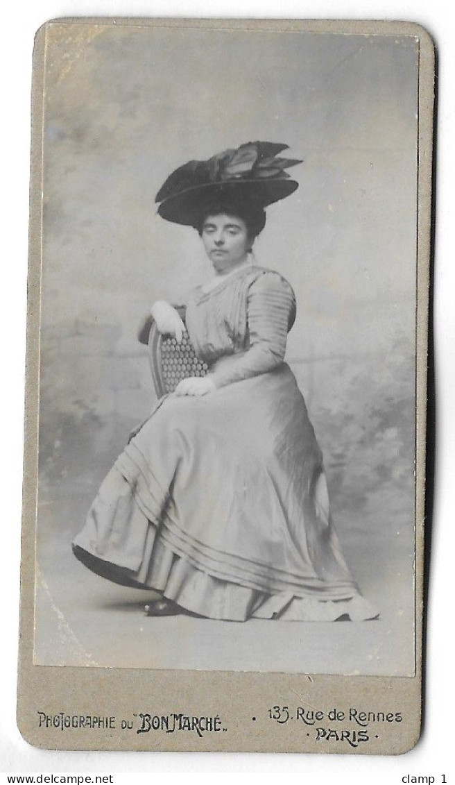 PETITE PHOTO CDV  Vers 1900 **  FEMME AU GRAND CHAPEAU    ** PHOTOGRAPHE AU BON MARCHE PARIS    ** Format Inhabituel ** - Anciennes (Av. 1900)