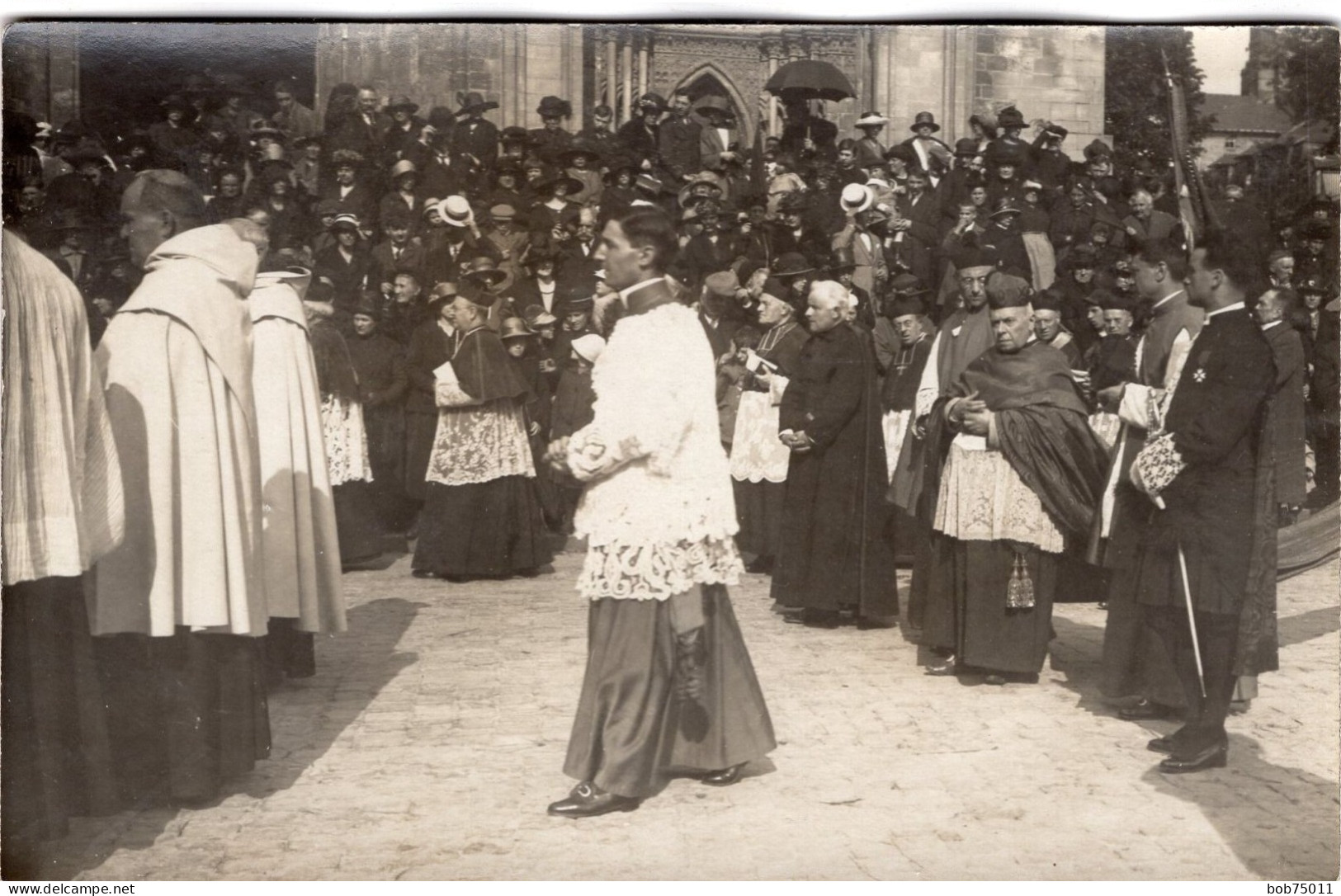 Carte Photo D'une Procession Religieuse Dans La Rue D'un Village - Anonymous Persons