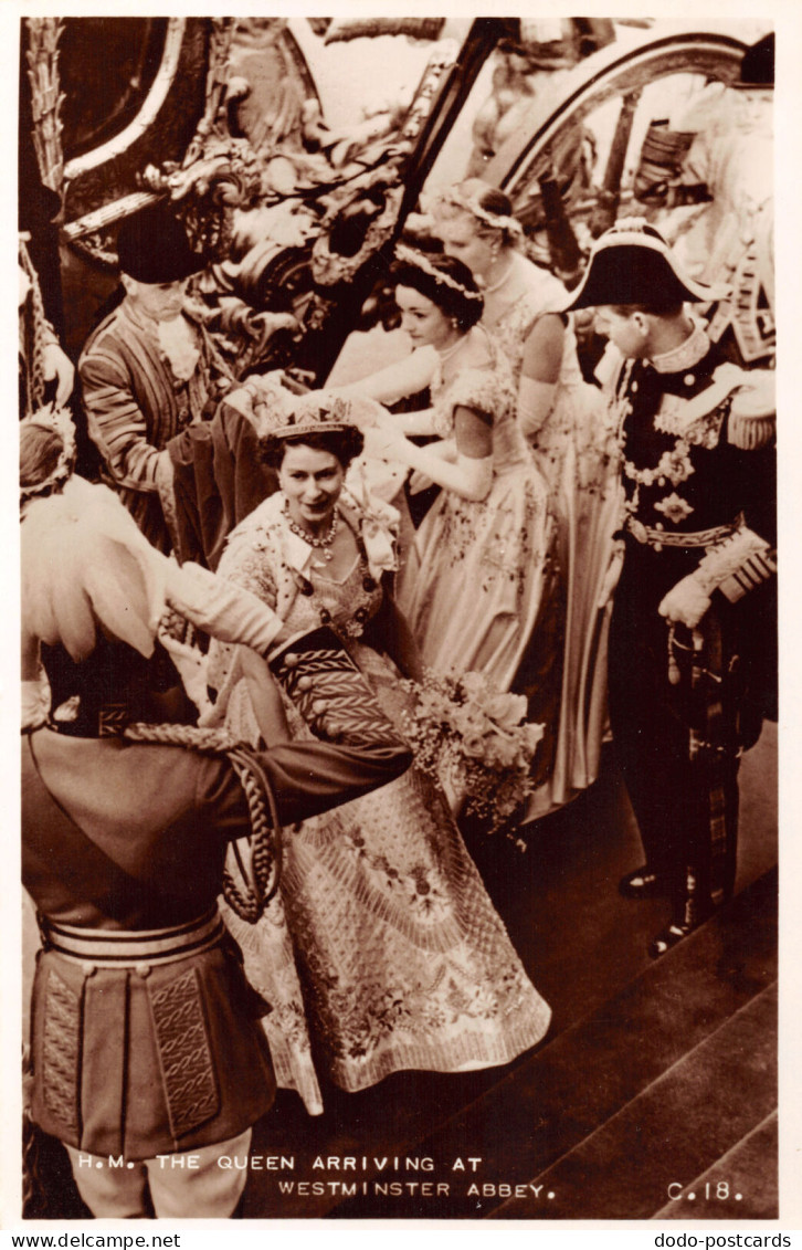 R335685 H. M. The Queen Arriving At Westminster Abbey. C. 18. Valentines Coronat - Monde