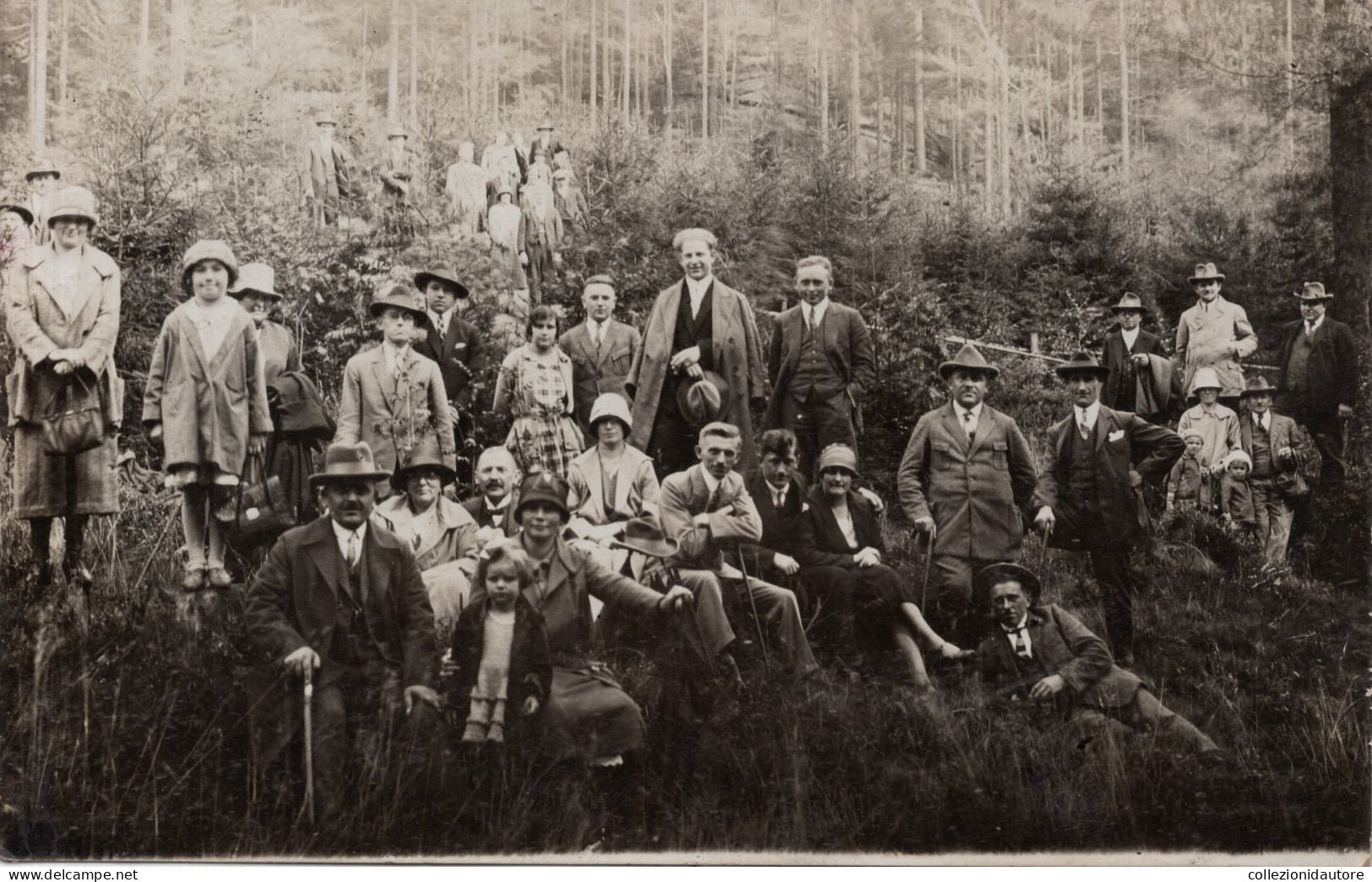 DEUTSCHLAND - GRUPPE VON MENSCHEN IN FOTOGRAFISCHER POSE - CARTOLINA FOTOGRAFICA FP SPEDITA NEL 1923 - Fotografie