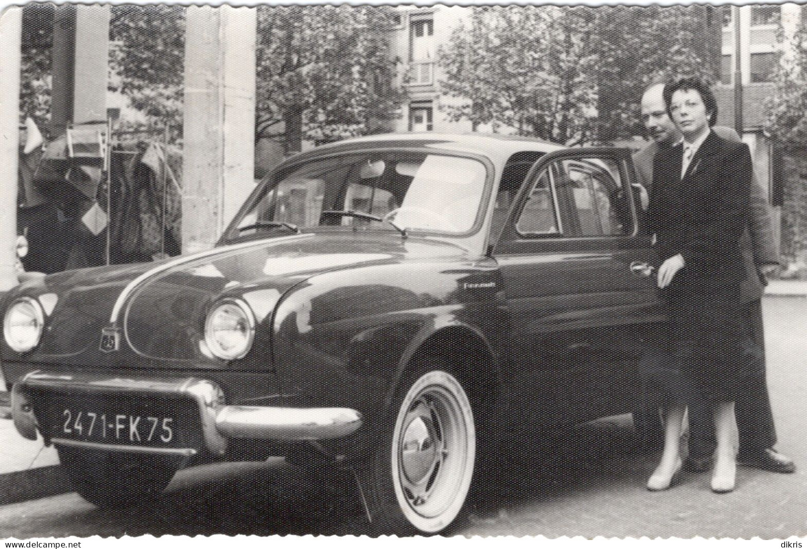 PHOTO-ORIGINALE-  UN COUPLE A COTÉ DE L'AUTOMOBILE VOITURE ANCIENNE RENAULT DAUPHINE - Automobiles