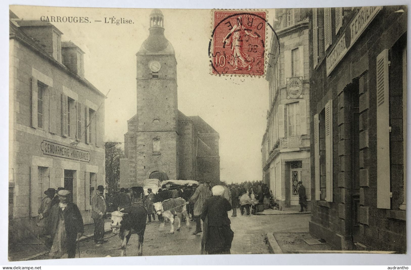 CPA 61 CARROUGES - Belle Animation Un Jour De Marché Devant Gandarmerie Et église - Vaches Personnages - 1907 - Carrouges