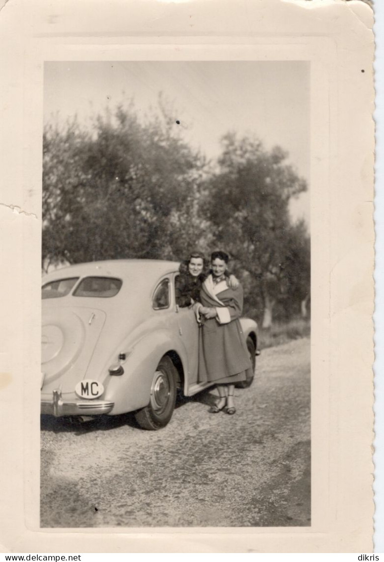 PHOTO-ORIGINALE-  DEUX JEUNES FEMMES ET L'AUTOMOBILE VOITURE ANCIENNE OPEL KAPITAN 1952 - Cars