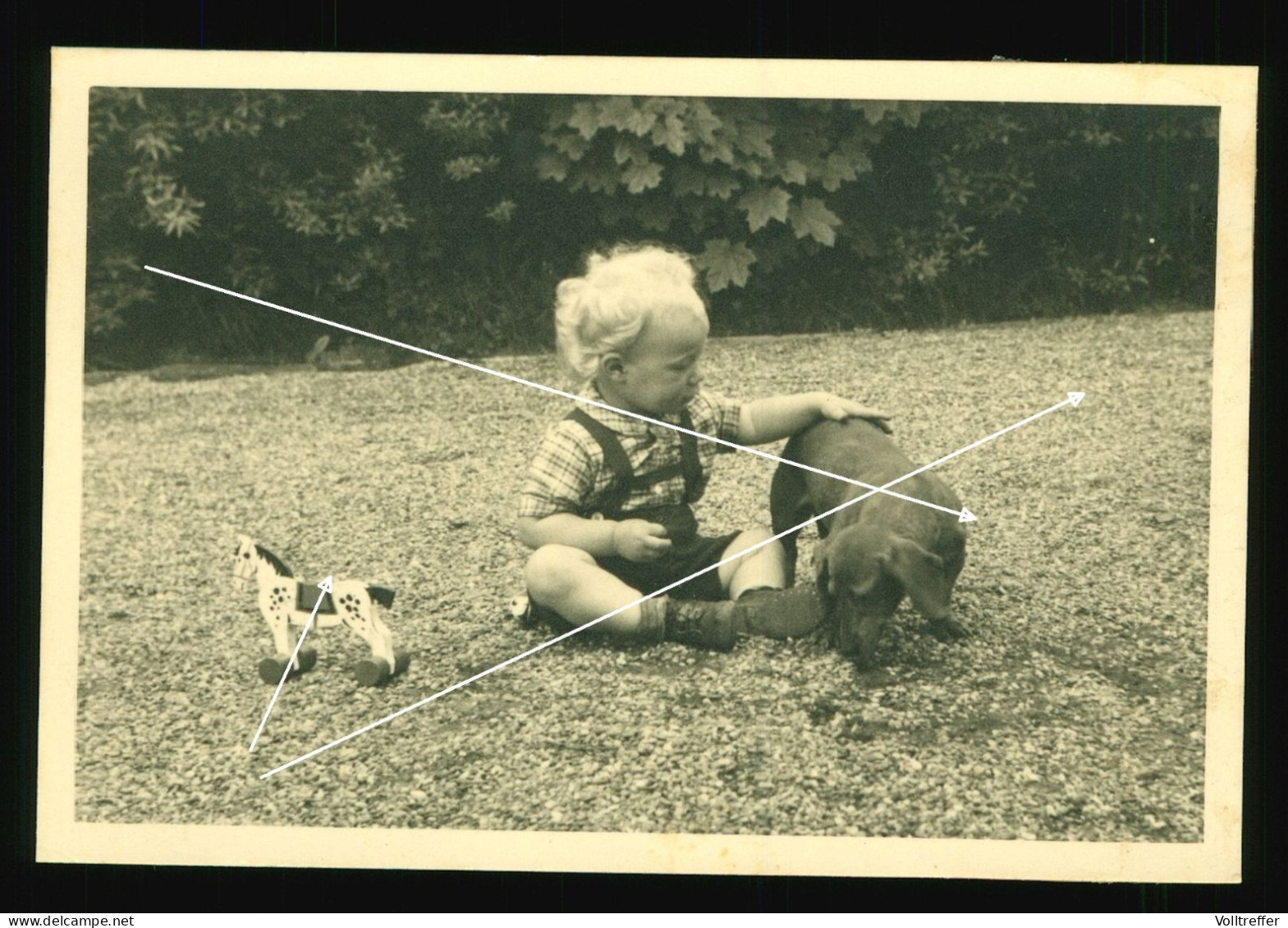 Orig. Foto Um 1933 Süsser Junge Auf Decke Im Gras Mit Dackel, Hund, Sweet Boy In The Grass With Dog And Toys Animal Love - Anonieme Personen