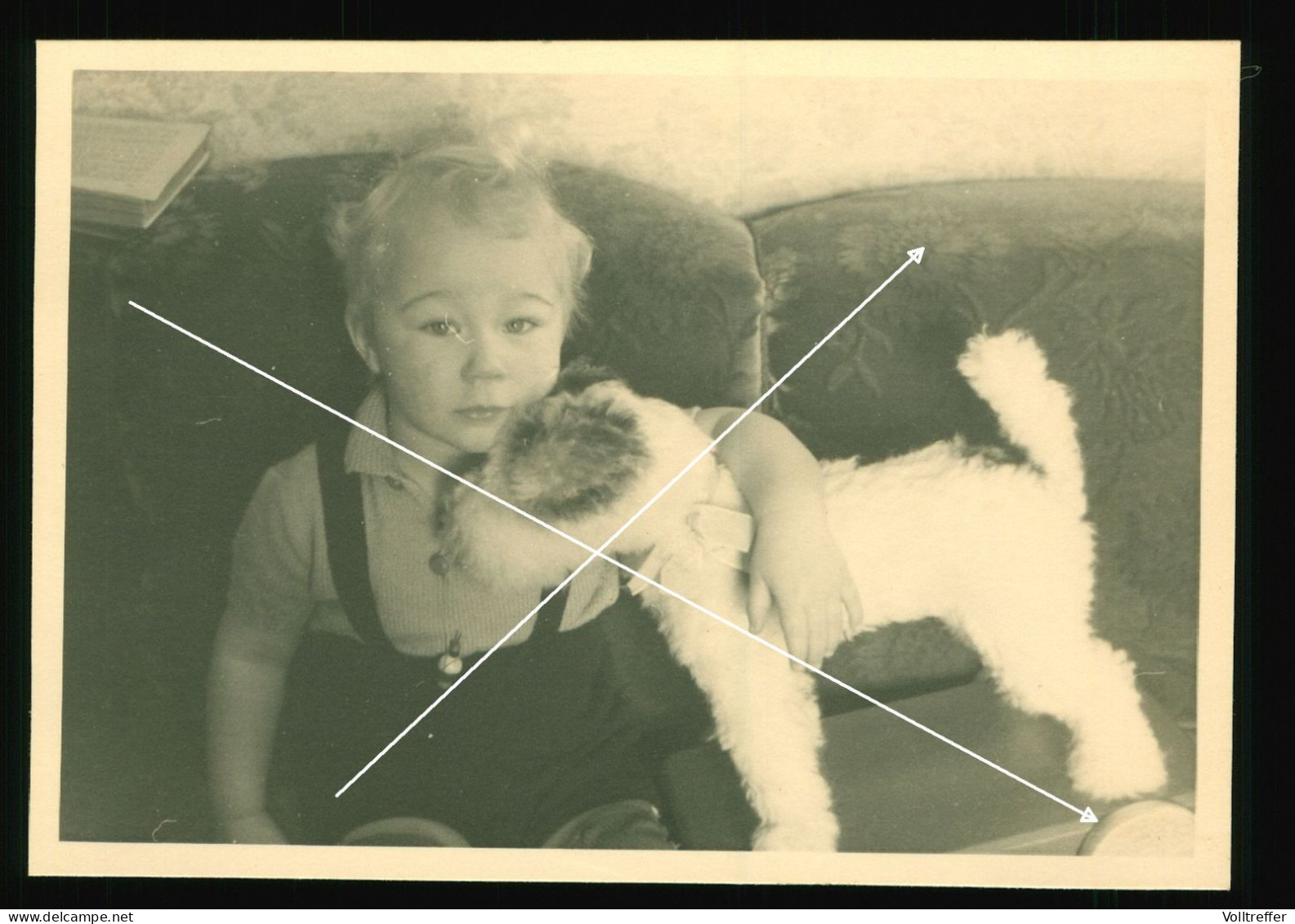 Orig. Foto Um 1940 Süsser Junge Auf Sofa Mit Seinem Hund Spielzeug Sweet Boy With A Big Dog, Toy - Anonymous Persons