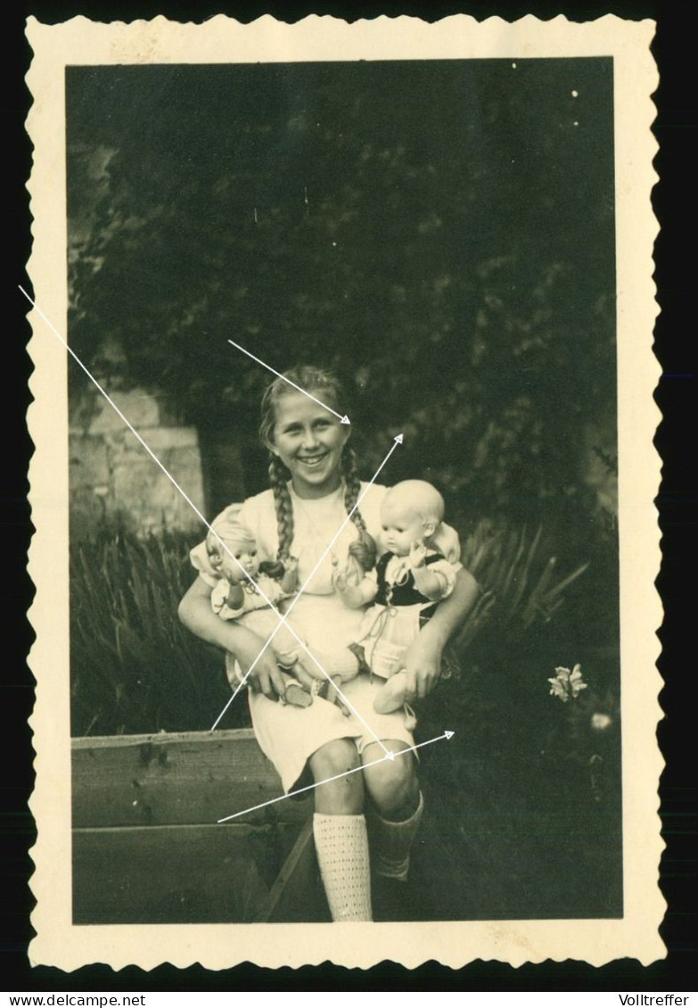 Orig. Foto 40er Jahre Süßes Mädchen Mit Ihren Puppen, Lange Zöpfe, Sweet Girl Teenager With Pigtails And Dolls In Arms - Anonieme Personen