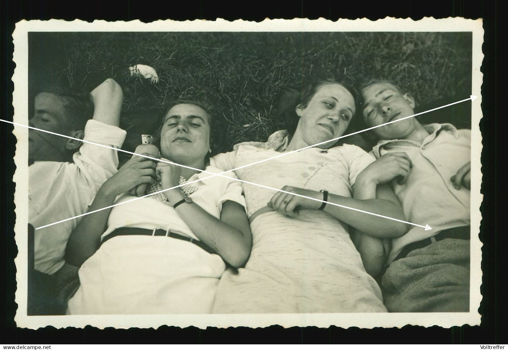 Orig. Foto 1934 Süße Mädchen & Jungs Liegen Zusammen Im Gras, Cute Girls & Boys Lie Together On The Grass, Teenager - Anonieme Personen