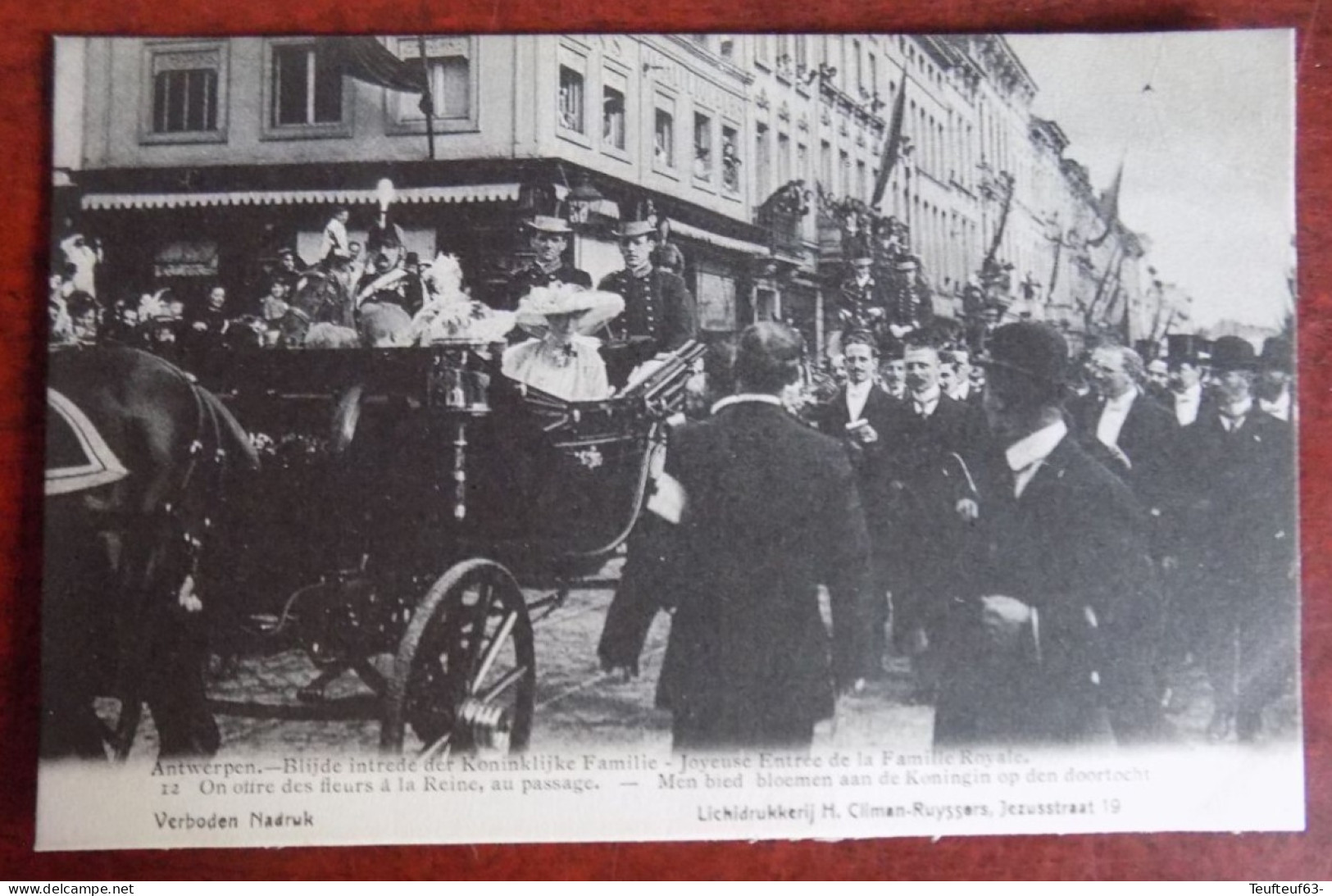 Cpa Anvers ; Joyeuse Entrée De La Famille Royale - On Offre Des Fleurs à La Reine Au Passage - Antwerpen