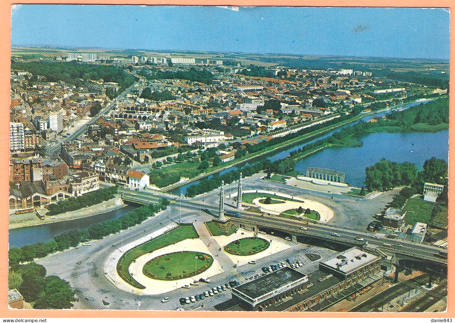 Ppgf/ CPSM Grand Format - AISNE - SAINT QUENTIN - VUE AÉRIENNE VERS LE PONT SUPÉRIEUR, LA GARE & LE MONUMENT AUX MORTS - Saint Quentin