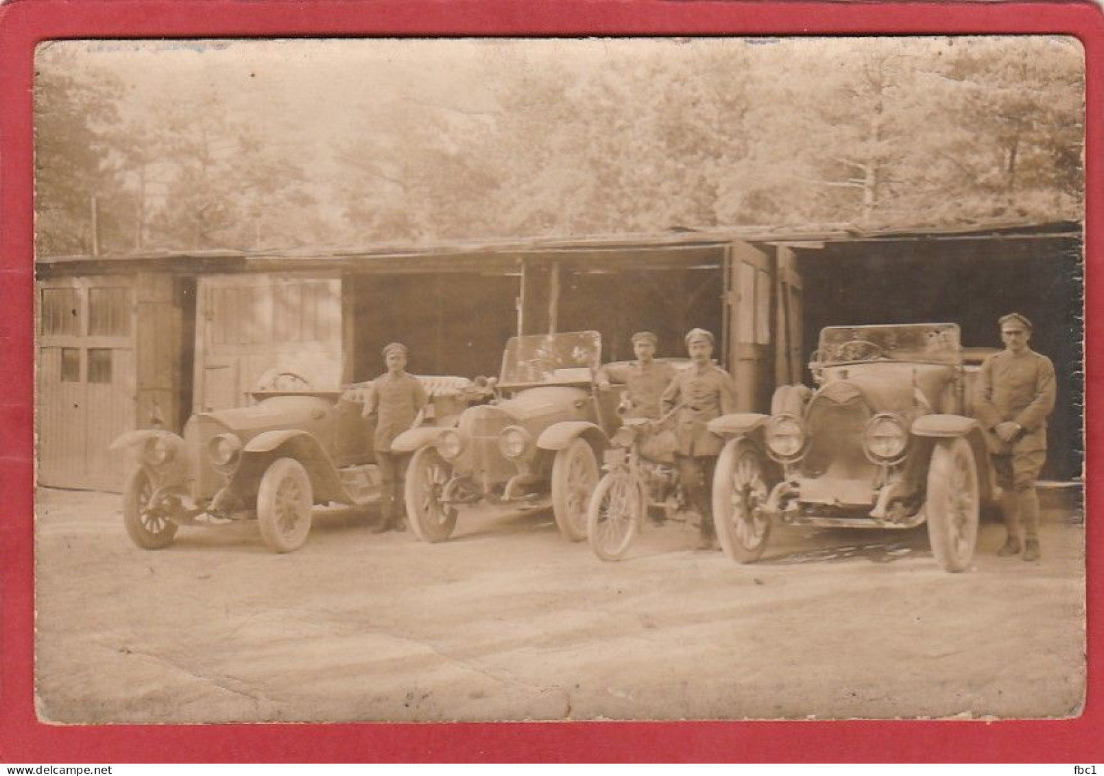 Militaria - Armée Allemande - Miltaires Avec Trois Voitures Et Une Moto - Oorlog, Militair