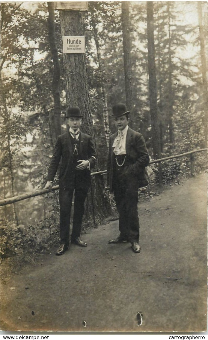 Social History Souvenir Photo Postcard Elegant Men In Nature Hat - Fotografie