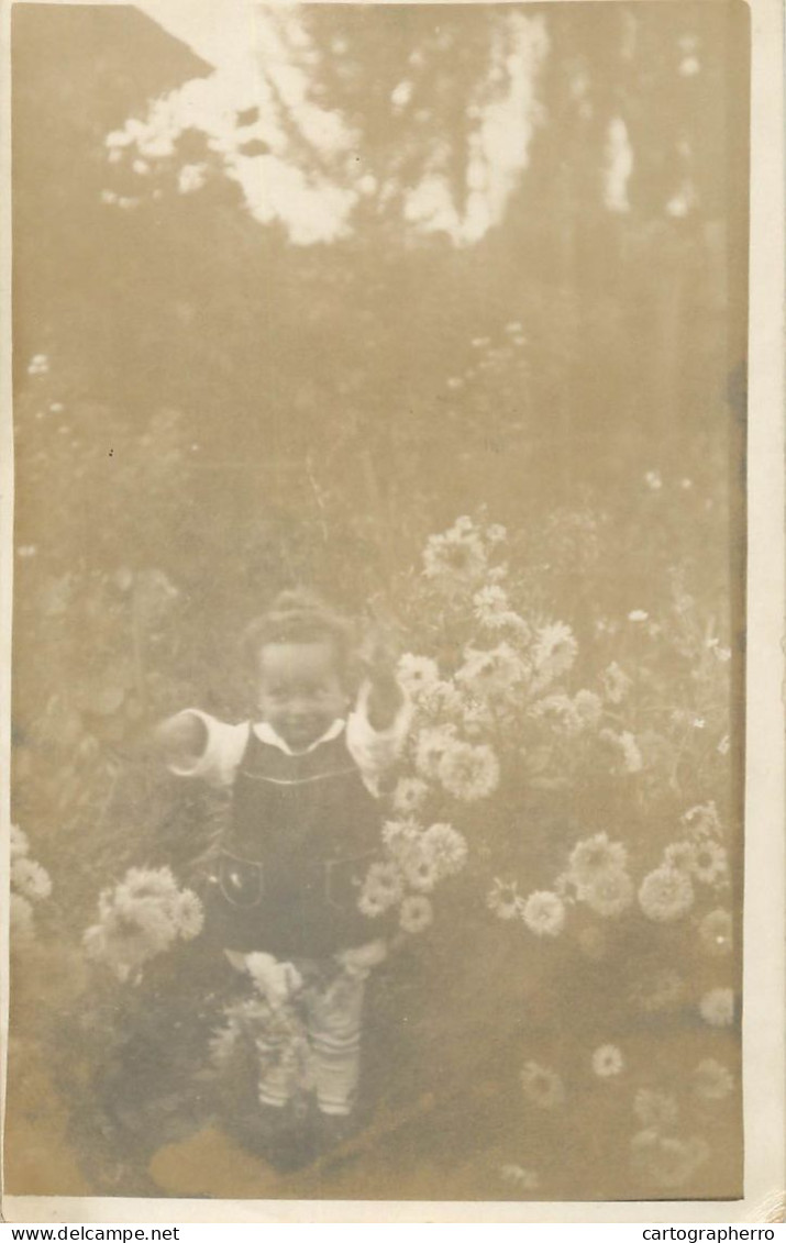 Social History Souvenir Photo Postcard Girl In Flower Field - Fotografie