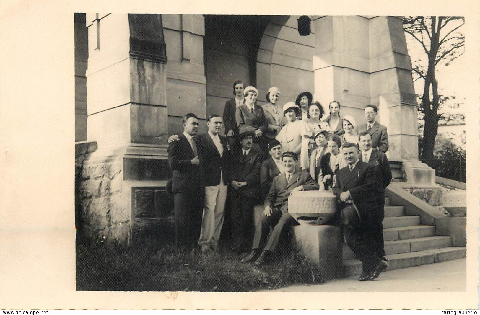 Social History Souvenir Photo Postcard Elegant Group Photo - Fotografie