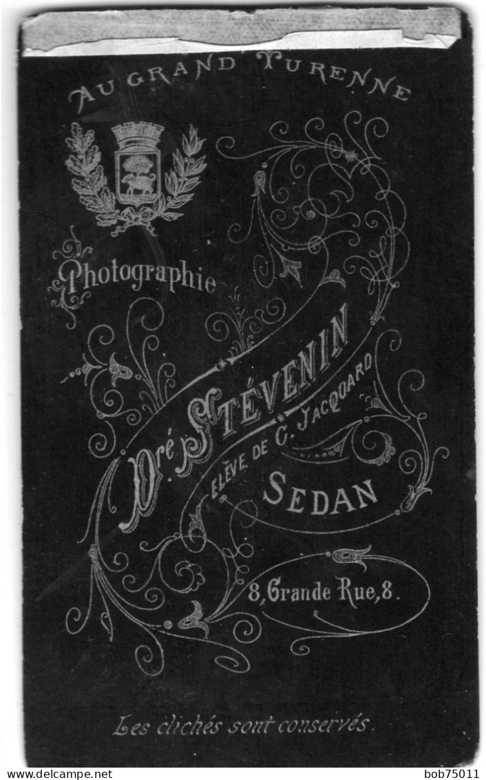 Photo CDV  D'une Femme  élégante Posant Dans Un Studio Photo A Sedan - Anciennes (Av. 1900)
