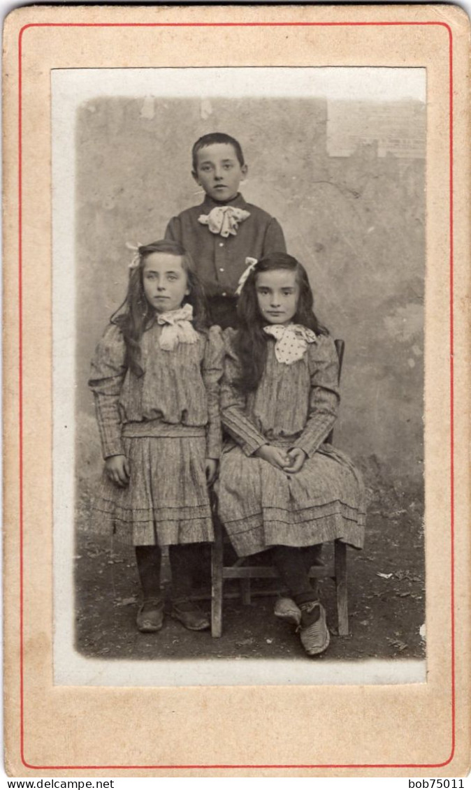 Photo CDV De Deux Jeune Fille élégante Avec Un Jeune  Garcon Posant Dans Un Studio Photo - Antiche (ante 1900)