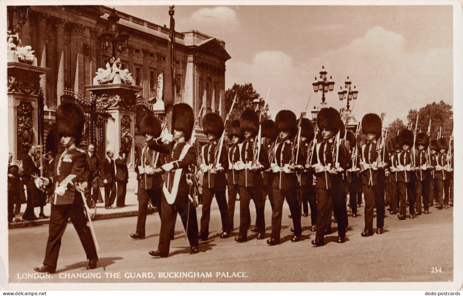 R334304 London. Changing The Guard. Buckingham Palace. RP - Sonstige & Ohne Zuordnung