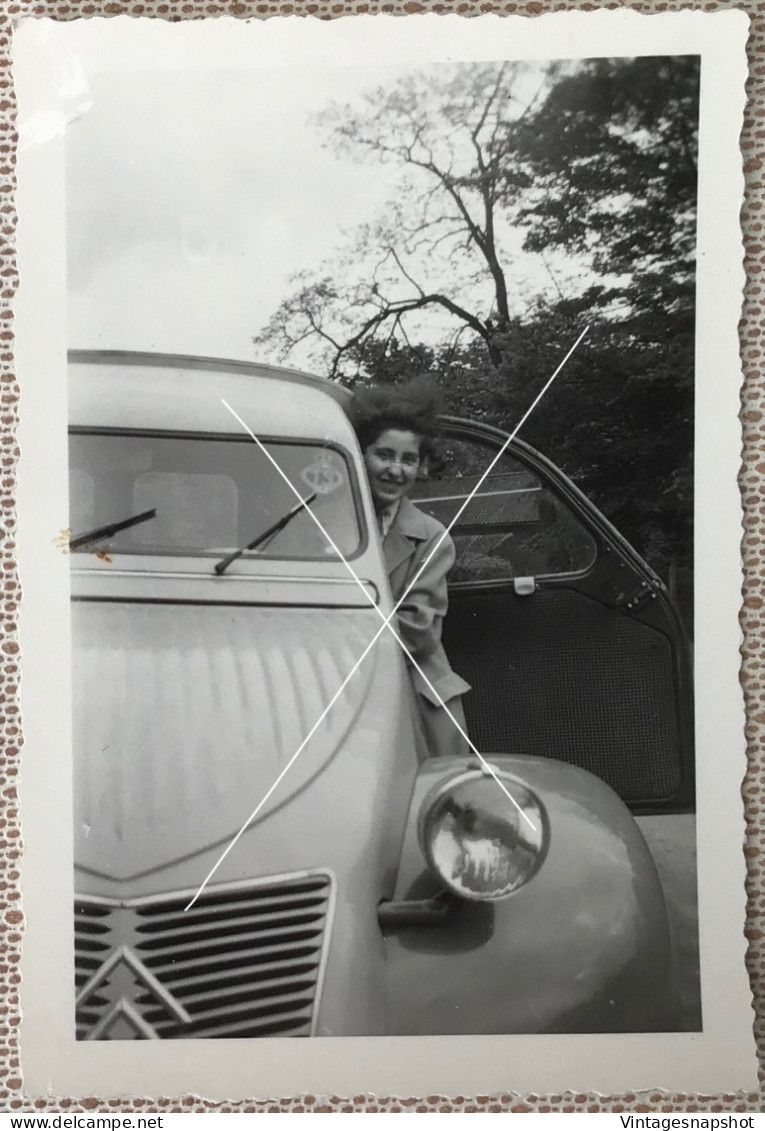 Portrait D’une Jeune Femme Décoiffée Montant Au Volant De Sa CITROËN 2CV Photo Snapshot Vers 1960 - Automobiles