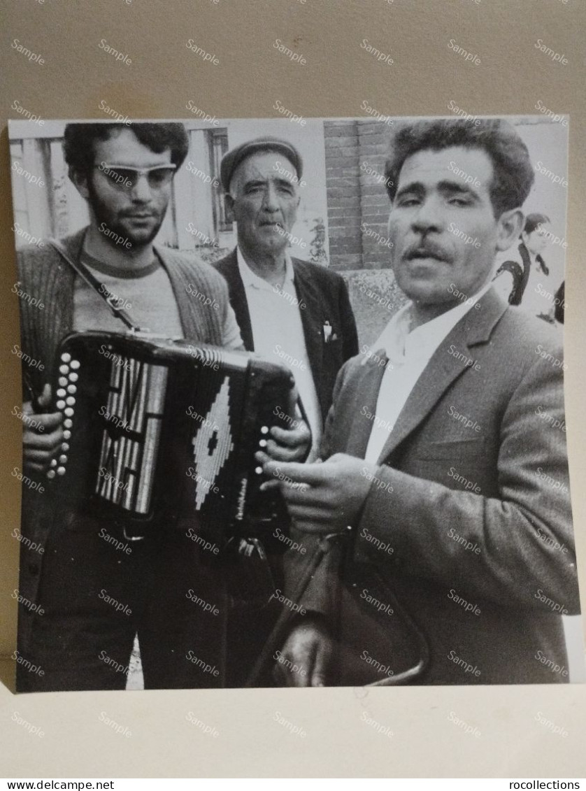 Folklore Foto Sardegna Suonatori Fisarmonica E Triangolo Di GAVOI (Nuoro). Z. Barbagia D'Ollolai. Canto Nenia. 18x18 Cm - Europa