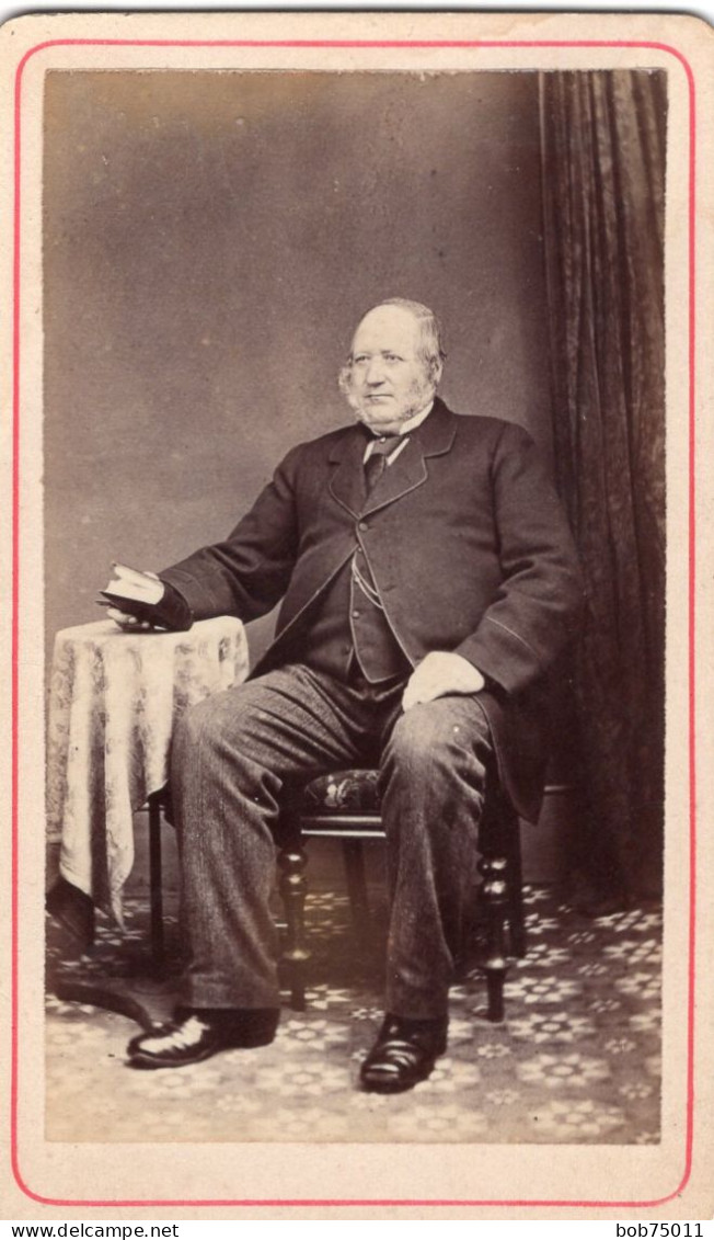 Photo CDV D'un Homme élégant Posant Dans Un Studio Photo A Blackpool - Anciennes (Av. 1900)