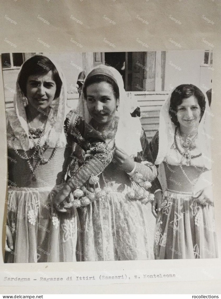 Italia Costumi Etnici Folklore. Foto Sardegna Ragazze Di Ittiri (Sassari). Z. Monteleone.  18x18 Cm. - Europe