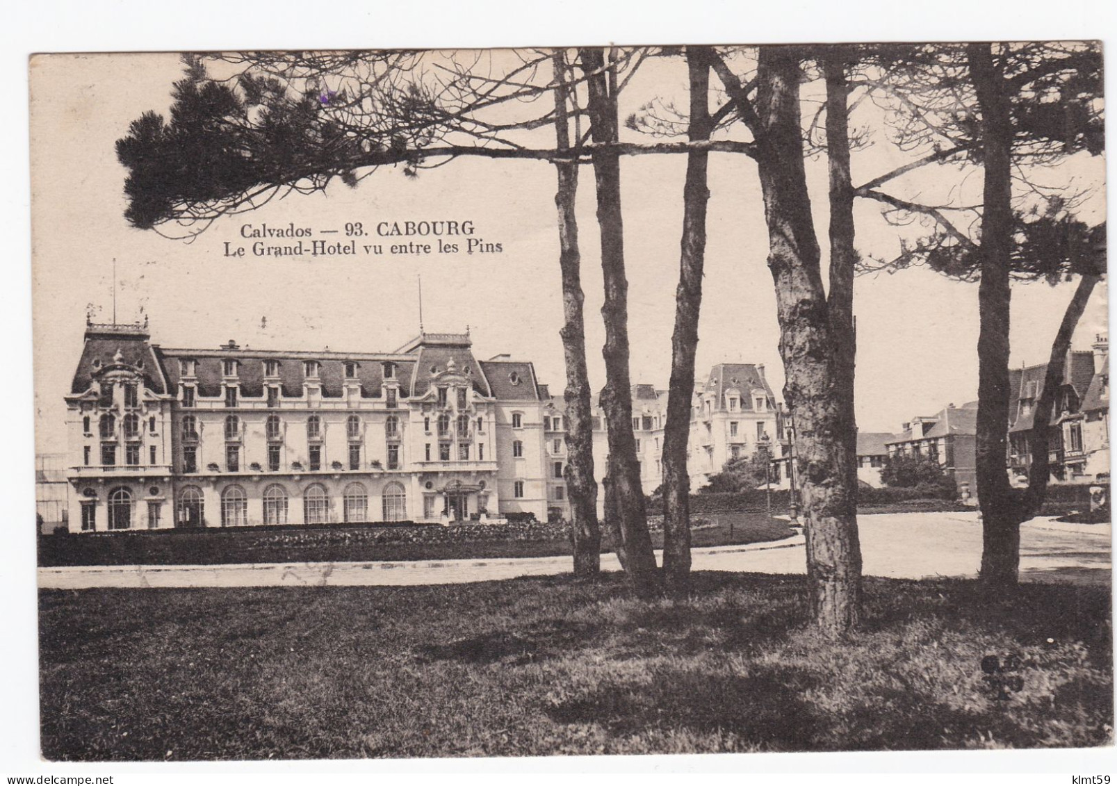 Cabourg - Le Grand-Hôtel Vu Entre Les Pins - Cabourg